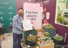 Erwin Giezen with MNP, proud of an award it received by the organization of the fair for its new introduction Catharanthus roseus Soree White